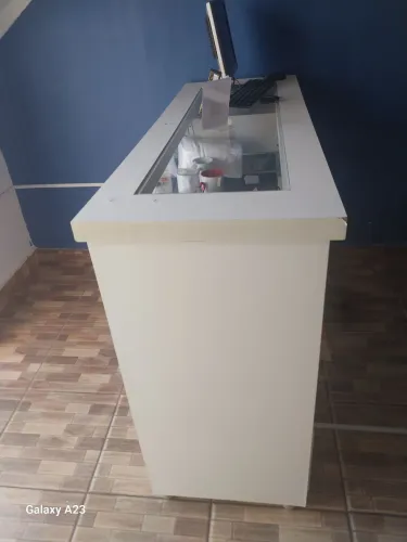 Balcão de Mdf com vidro e 4 gavetas