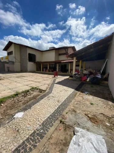 CASA COMERCIAL NO BAIRRO DE FÁTIMA, COM ÁREA AMPLA PARA GARAGEM.