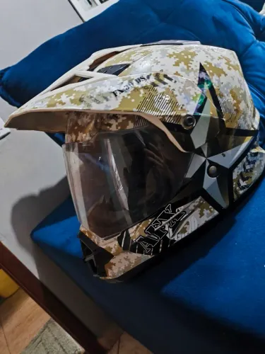 O FX-39DS é um capacete do tipo Dual Sport (híbrido entre estrada e trilha