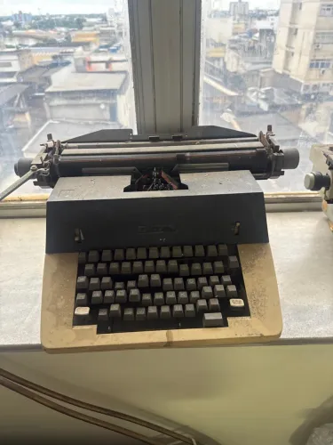 máquina de escrever antiga que parece ser o modelo Remington 150