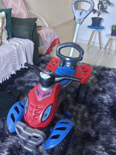 Quadriciclo Infantil a Pedal Vermelho e Azul