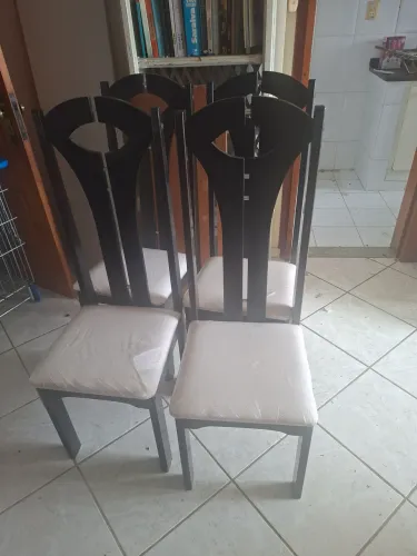 4 cadeiras não estão quebrandas.