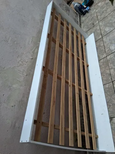 Estrado de cama para doação