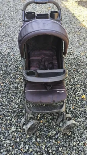 Vende se carrinho de bebê.