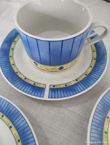 Xícara de chá única com 3 pires em porcelana