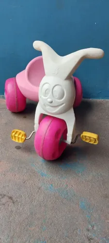 Motoca bandeirantes rosa 300 reais.
