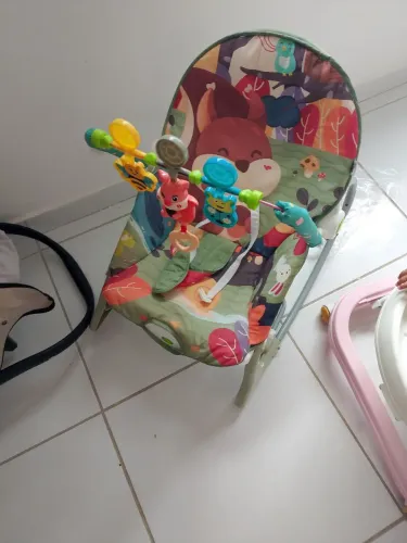 Vendo essa cadeira de bebê que vibra e toca