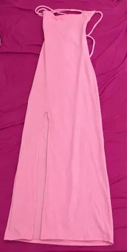 Vestido Longo Rosa Canelado com Fenda e Alças Ajustáveis