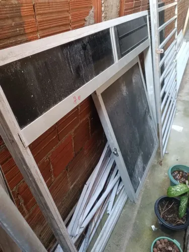 Janela de vidro e alumínio (uma das bandas com vidro quebrado). Medindo 1,5 m por 1,20m 