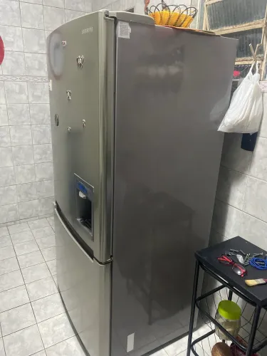 Geladeira Samsung semi nova bem precinho 