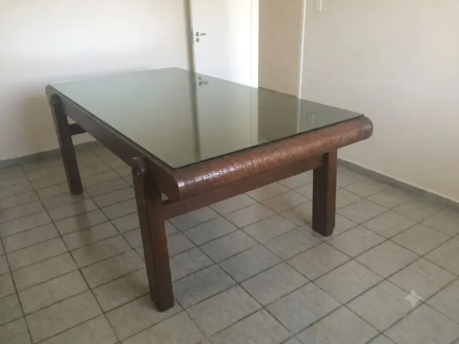 MESA DE JANTAR - MADEIRA MACIÇA COM VIDRO TEMPERADO