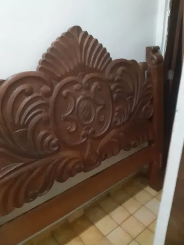 Conjunto Cama Casal Madeira Maciça Cabeceira Esculpida e Criados