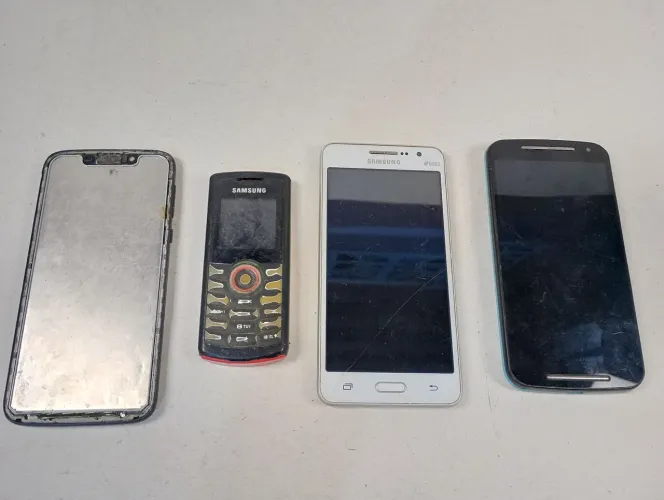 Lote 4 Celulares para Peças - Samsung e Motorola