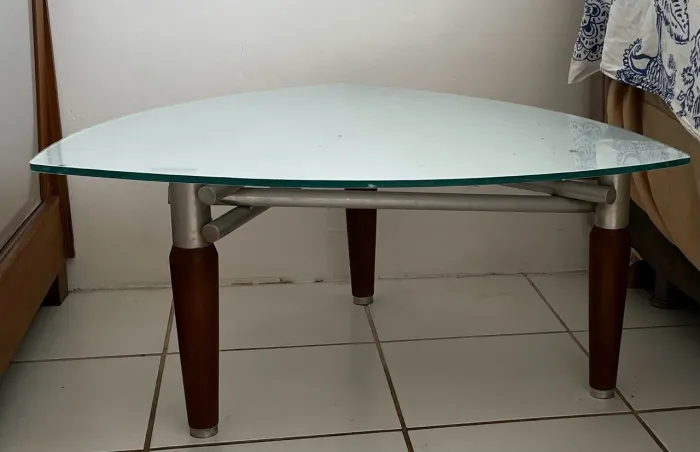 Mesa Lateral / Canto Triangular - Vidro Branco, Alumínio e Madeira