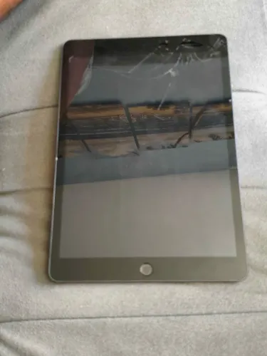iPad 9ª Geração (64GB) - Tela Trincada