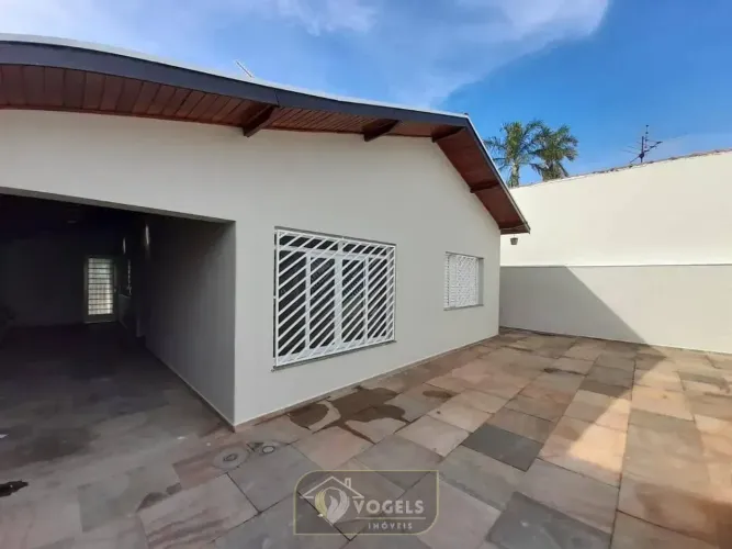 CASA À VENDA NO CENTRO DE JAGUARIÚNA/SP COM 2 DORMITÓRIOS E POTENCIAL RESIDENCIAL OU COMER