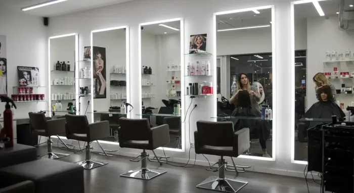 Há vaga de Cabeleireiro e Manicure em Salão na Pedreira