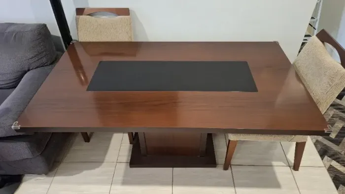 Mesa grande de jantar em MDF e vidro