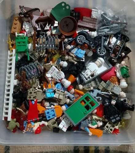 lote bonecos tipo lego 50 minifiguras + animais e acessórios