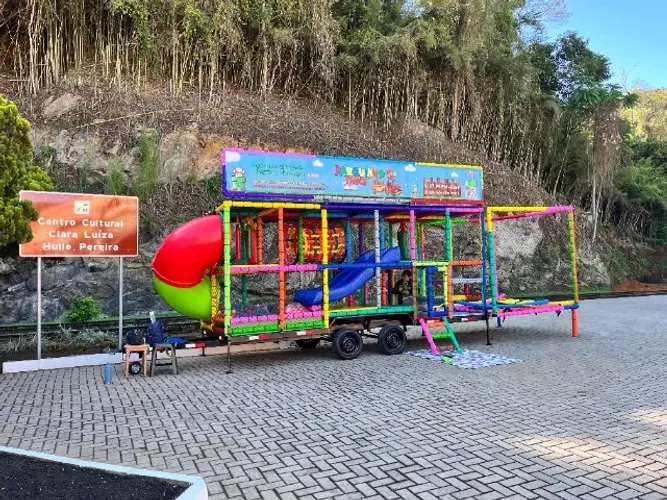 Kids Play - Brinquedão sobre rodas