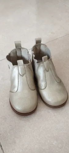 Bota dourada infantil