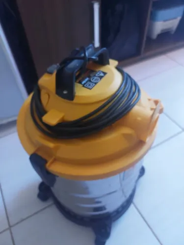 Troca. Aspirador de pó e água