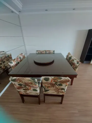 Mesa de jantar com 8 cadeiras