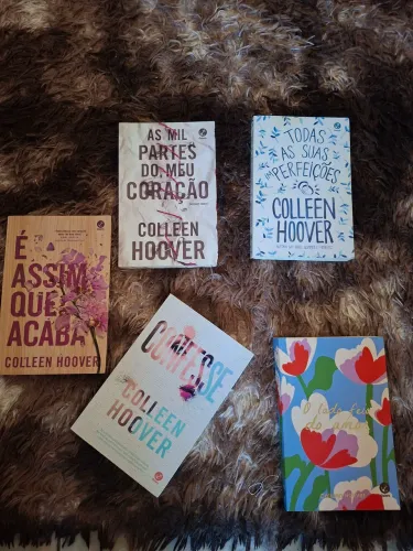 Coleção de livros da autora Colleen Hoover. Romance, drama e emoção em cada página!