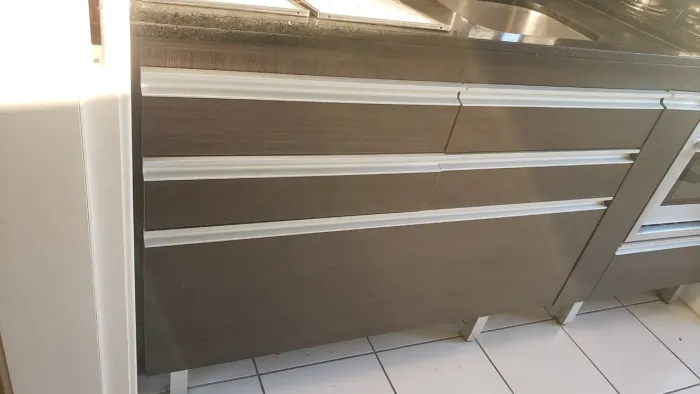 Armário de cozinha planejado com gavetões e aramados deslizantes
