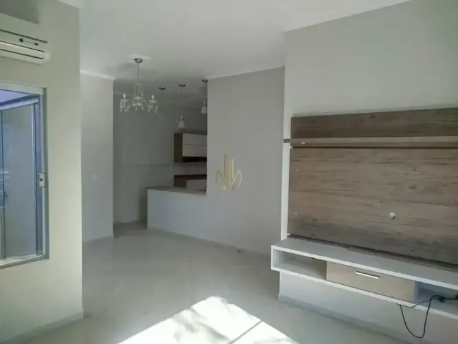 Casa com 2 dormitórios para alugar com 200,00m² no Condomínio Santa Mônica II Jardim Santa