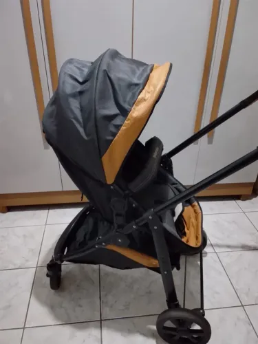 Carrinho de bebê com bebê conforto
