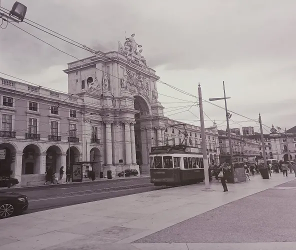 Vendo lindo quadro grande com imagem de Lisboa Portugal medindo 70x90