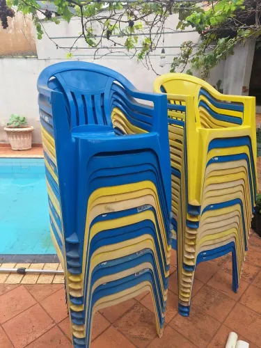 Cadeiras de bar amarelo e azul