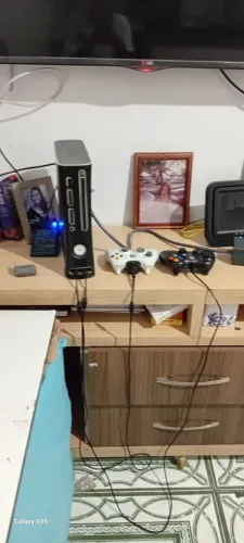 Videogame xbox 360 aceito troca ele tem 2 controles kinect desbloquei com 21 jogos 