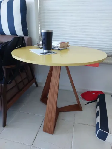 Mesa de madeira - tampo amarelo