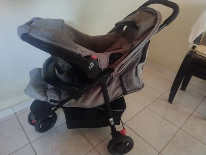 Carrinho com bebê conforto 