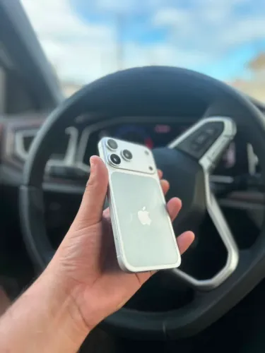 iPhone XR na carga do 17 Pro