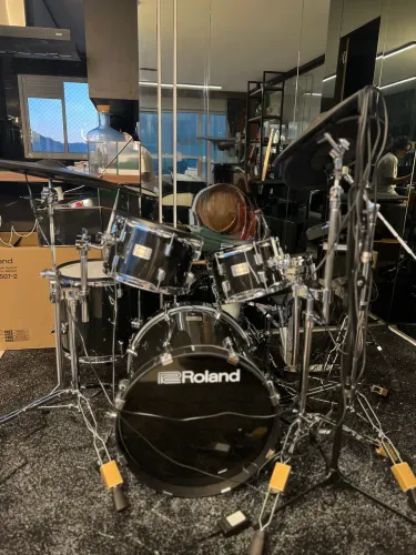 Bateria eletrônica Rolland VAD 507 com case de proteção