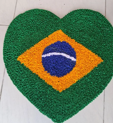 Tapete em Frufu, medindo 50X70 com base antiderrapante pode ser lavado na máquina. 
