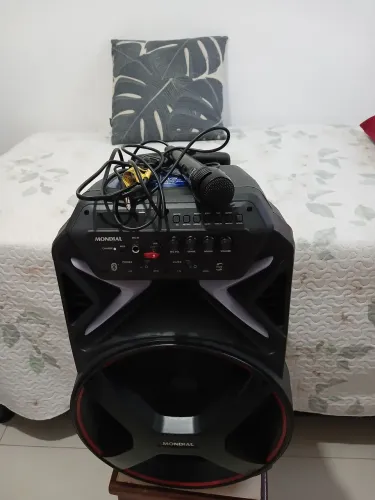Aparelho de som com microfone.