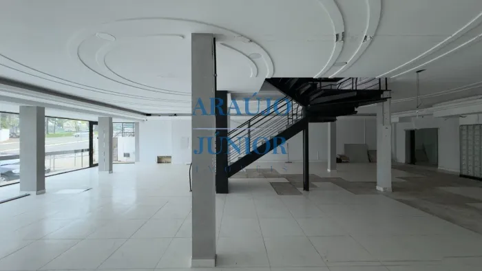 Salão Comercial para Locação no Centro de Americana-SP: 1 Sala, 6 Banheiros e 690m² de Áre