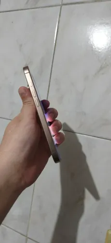 iPhone 16 Pro Gold -128 ( Detalhe tampa)
