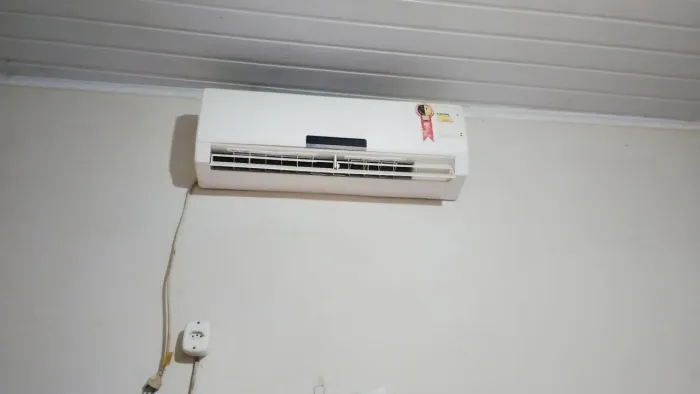 Vende - se  02 ar condicionado Gree com defeito 