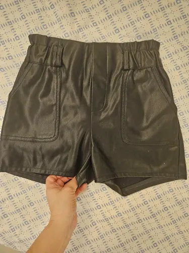 Shorts em corino preto RCHL tam.08