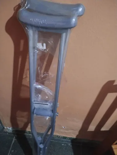 Vendo um par de muleta novinha