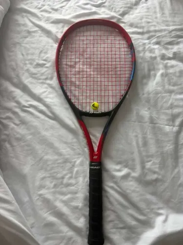 RAQUETE YONEX VCORE 98 MADE IN JAPAN GRIP 4 1/4 COM AS CORDAS NOVAS