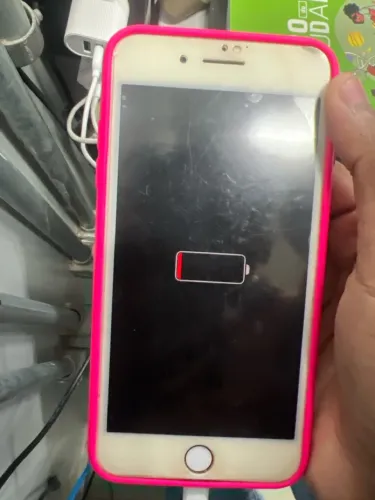 iPhone 8 Plus bom para uso! Com algumas marcas de uso mas nada que interfere no uso!