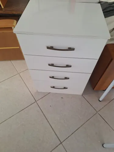 Cômoda branca com 4 gavetas