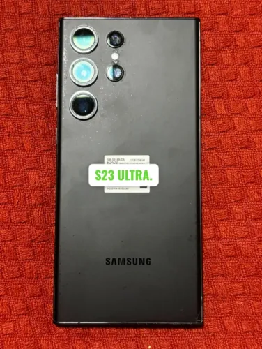 S23 Ultra - 2.200,00 - Tela trincada.