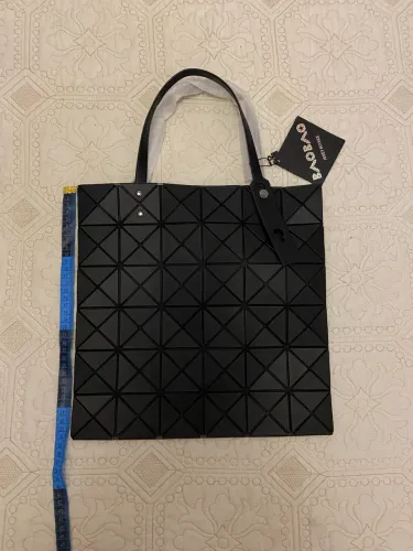Bolsa preta fosca issey Miyake bao bao com alça regulável e bolso interno 